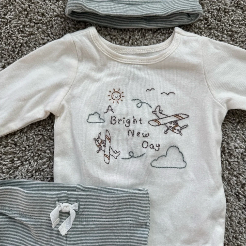 Baby 3 Piece Outfit Set Top Pants Hat Size 3 Months Airplane graphic long sleeve